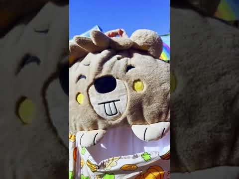 Video showcasing various kids' sleeping bag models including pink cat design from Teddy & Co Funland
